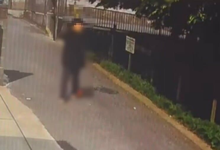 事件直前、近隣の防犯カメラに映った少年とみられる男性