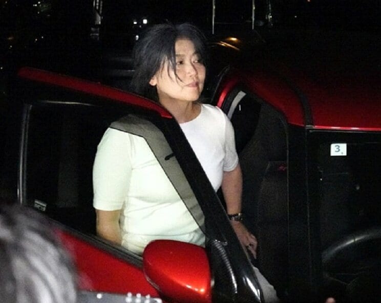 7月31日、記者の質問に答えず車に乗り込む田久保市長（撮影/集英社オンライン）　