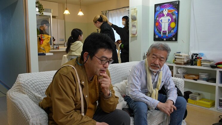 劇中のドキュメンタリーパート。右にいるのは、プロデューサーの森重晃氏