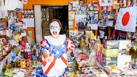日本一悲壮感のないパンクバンド・ニューロティカ物語。還暦寸前の成人病持ちだけど、あっちゃんは今夜もモテモテ!?