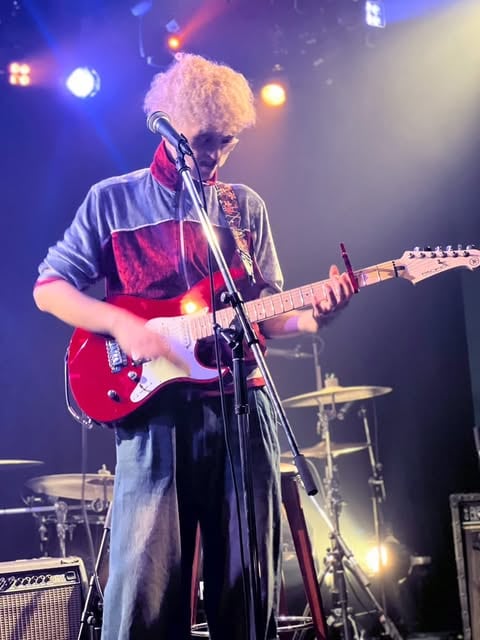 趣味のバンド活動でボーカルも担当するライブでのもりひさん（写真／本人提供）