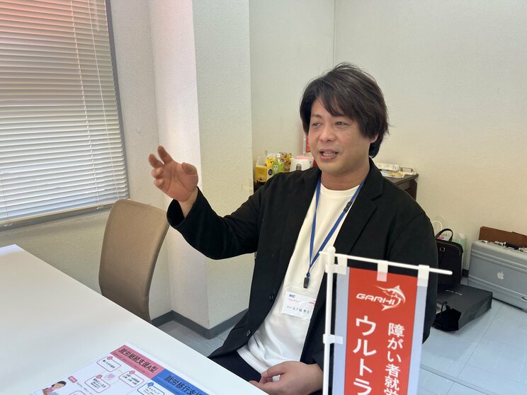 長野県上田市の新事務所でインタビューに応じる五十嵐さん