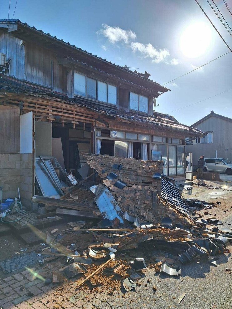 「離れろっ！」余震のなか響く消防隊員の叫び…焼け野原となった町、倒壊した建物、塞がれた道…能登半島地震の爪痕〈迫る“発生から72時間”と決死の救助活動〉_15