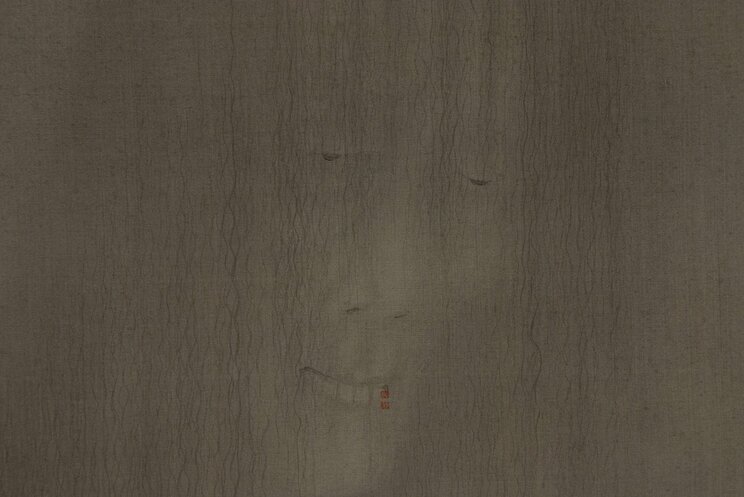 作者不詳「幽霊図」（角匠蔵）「表具のところにまで絵が描かれた、描表装の作品。口元に血が滴っているように判子が押してあるんですが、どう拡大しても読めないのが気持ち悪い。それとこの作者は髪の毛フェチぶりがすごいんです。ものすごく細い線で髪の毛を描いているので、じっくり見てください」（安村敏信）