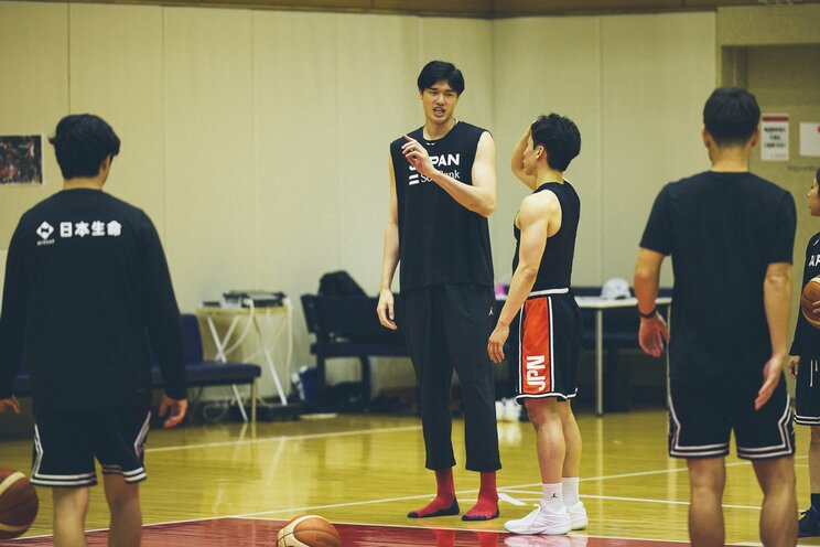 河村勇輝選手と話す渡邊雄太選手　写真／石田壮一