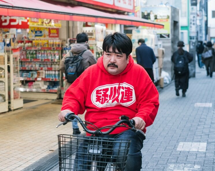 卵かけご飯の哲学を語った鈴木もぐら（写真／ポプラ社提供）