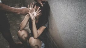 「セックスすれば、記憶が薄れて楽になる」性被害を受けた少女はなぜ、売春することになったのか?