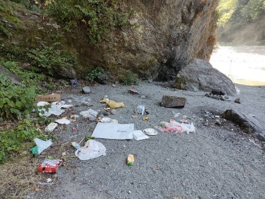 河川敷に散乱したごみ（写真／奥多摩町提供）