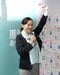 10月18日、当選確実が報じられ手を振る原澤敦美氏　撮影／集英社オンライン