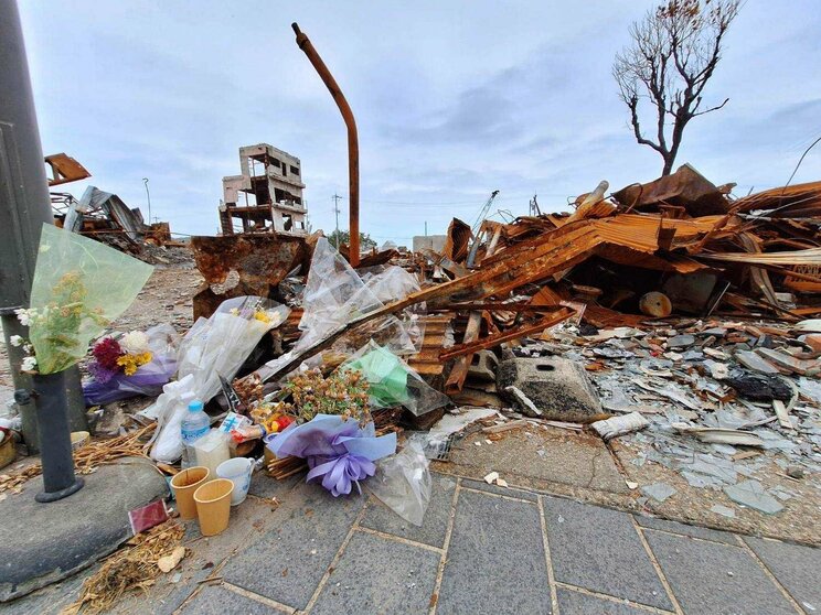 朝市の通り沿いの建物の前に花が手向けられていた