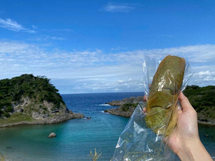 島の名物“明日葉揚げパン”と泊海水浴場の景色