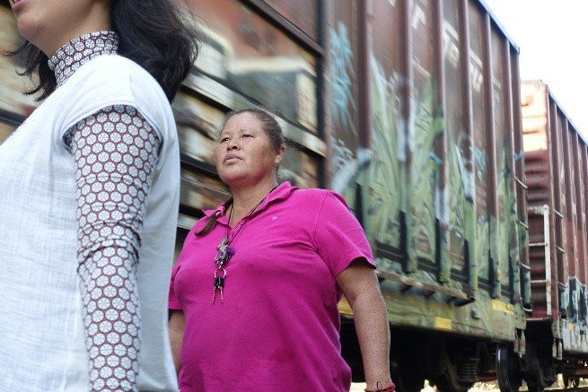 “野獣列車”でアメリカを目指す移民と、線路脇から走行中の列車に食糧を投げ入れる支援者たち。その一秒に満たない「一瞬だけの出会い」_2