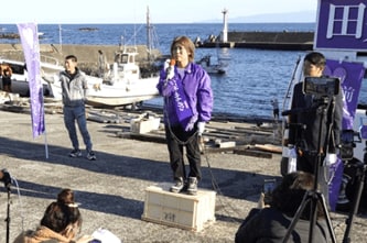 12月7日、伊東市の出直し市長選で第一声演説をする田久保眞紀氏（撮影／集英社オンライン）