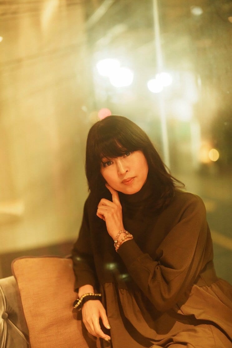 宇徳敬子　作詞・作曲の他、アーティストのバックコーラスを多数務めるシンガーソングライター。B.B.クィーンズにバッキングコーラスとして参加後、Mi-Keを結成し、「想い出の九十九里浜」をヒットさせた。1993年にはシングル「あなたの夢の中 そっと忍び込みたい」でソロデビューを果たした