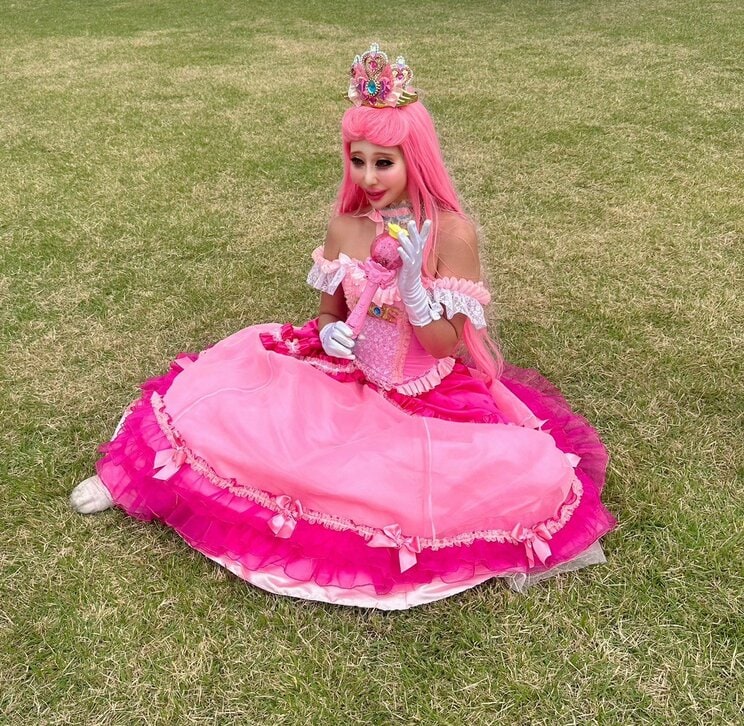 華やかなドレス姿のプリンセス研究家・橋本サリーさん（写真／橋本サリー提供）