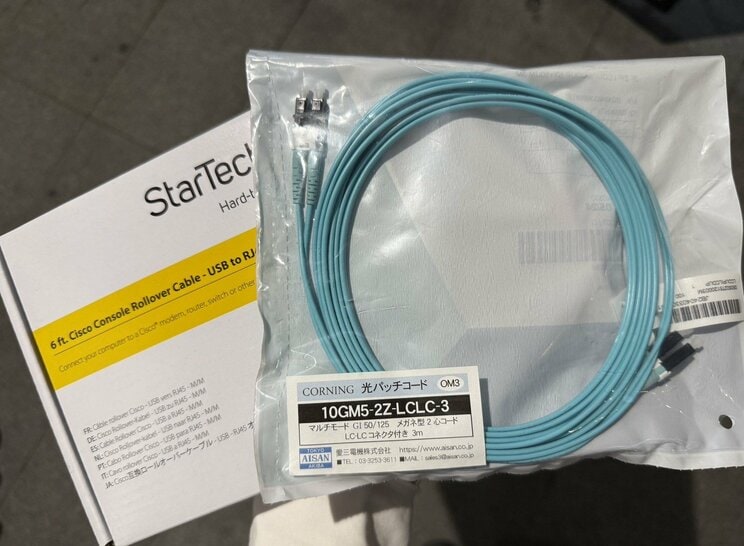 プロが買っていくというケーブル。たしかに、同じ千代田区の大手町にはデータセンターが点在する（撮影／集英社オンライン）