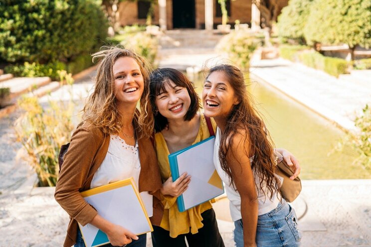 外国人女性と高齢女性が一緒にシェアハウスで生活（写真／shutterstock）