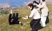 〈おばさんたちが一心不乱に笑う謎の動画が大バズリ〉「宗教みたい」とプチ炎上も、正体は心にも体にもいいという「笑いヨガ」…投稿主の“笑顔の女神”には笑えない過去も…