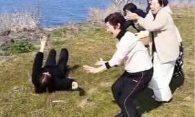 〈おばさんたちが一心不乱に笑う謎の動画が大バズリ〉「宗教みたい」とプチ炎上も、正体は心にも体にもいいという「笑いヨガ」…投稿主の“笑顔の女神”には笑えない過去も…