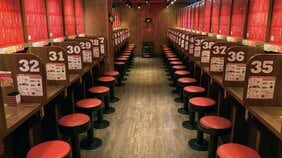 「味集中ブース」「ネットカフェ」ライフスタイルのファスト化が都市建築にもたらしたデザインの喪失と機能の底上げ…そこに貢献する2大フェイク素材とは