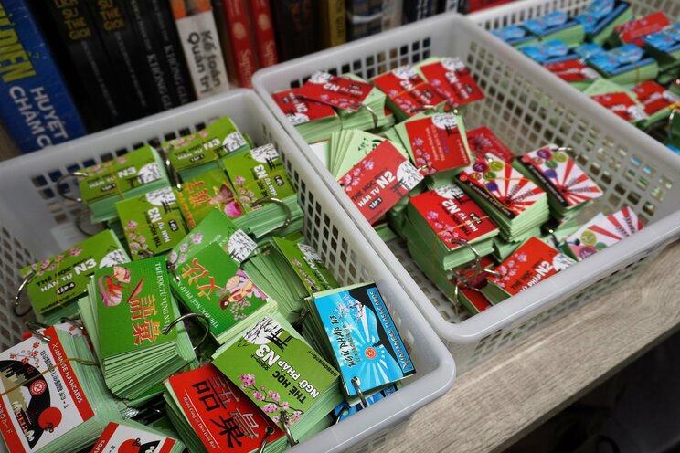 埼玉にある謎の「ベトナム語書店」が人気なワケ_d
