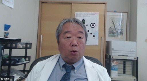 取材中の佐々木洋氏（撮影／集英社オンライン）