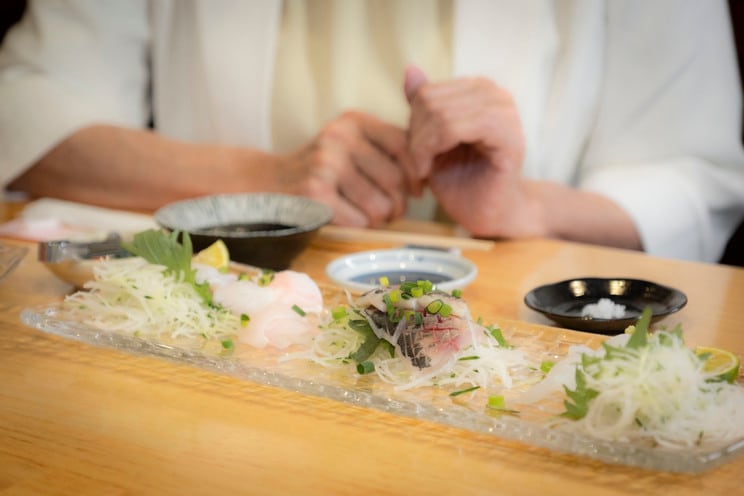 「釣りあじ刺身」（中央）など各種刺身も充実。「網どりであげたアジは他のアジの重みで身がつぶれてしまっている。うちのアジは一本釣りしたものを提供しているので脂ののり方から身の引き締まり方まで全然違います」（田口かほるさん）