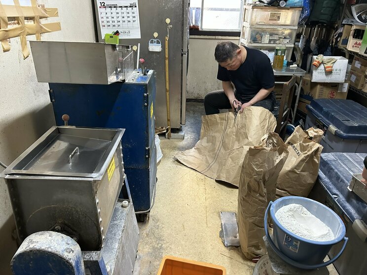 上野店の2階で製麺をしている