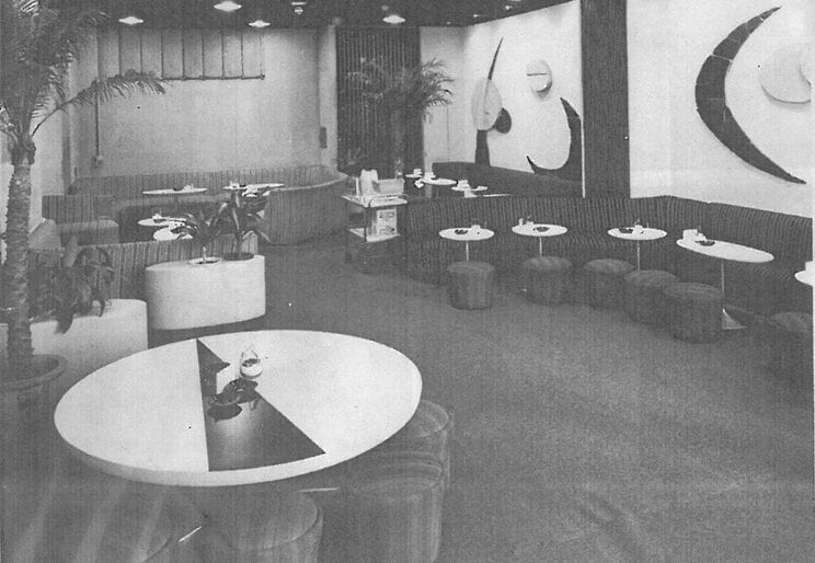 「じゅうたんに費用をかけすぎて資金不足となり、やむを得ず椅子をまばらに配置した」という創業当時（写真提供／銀座ルノアール）