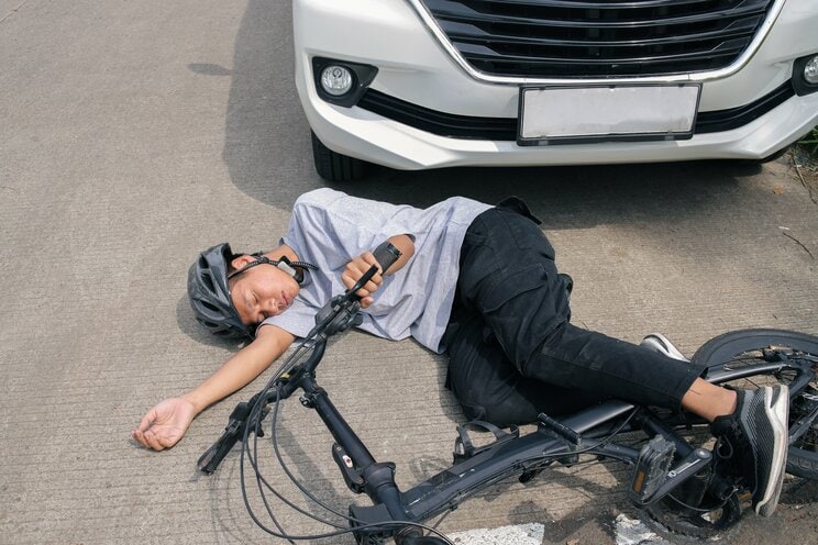 自転車事故の75%は、自転車が被害者側