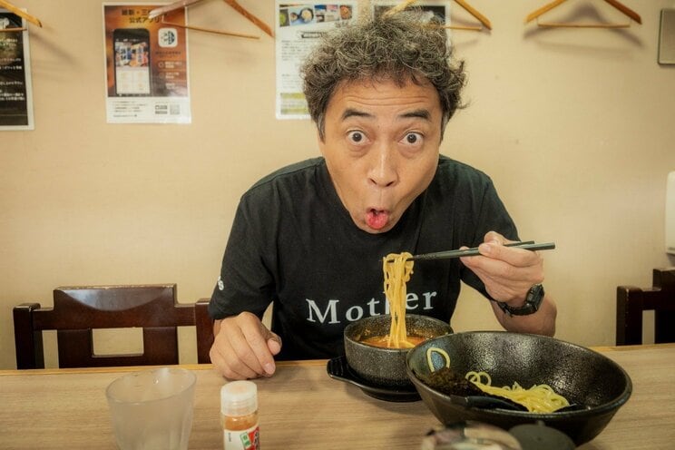 放射線化学療法の影響で味覚を失った際に助けられた「越後つけ麺維新」の「辛とん」を食すワッキーさん。「切除手術をしてたらがん付近の肉を根こそぎ削らなくちゃいけないから、首がまっすぐにならない可能性もあったんです」