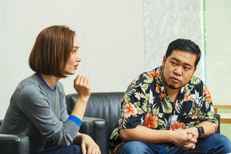 3児を育てる辻元さん（左）の話に興味津々なケムリさん