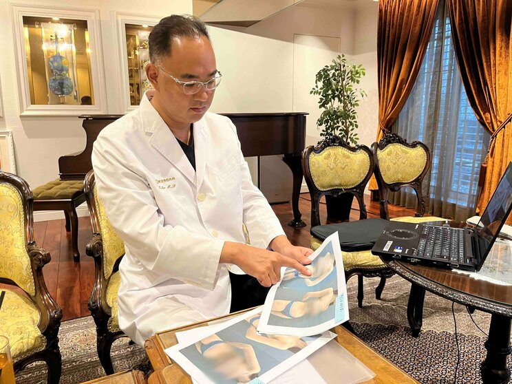 細田さんの症例を解説する東京美容外科の麻生泰統括院長