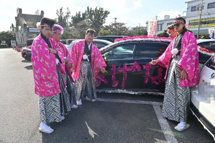 ド派手な衣装に身を包む、沖縄の二十歳の青年たち