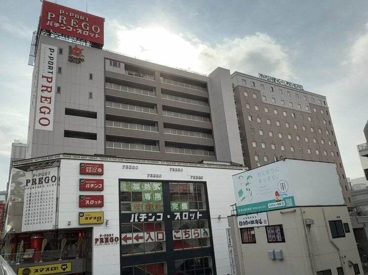 南口にはパチンコ店が多く見られた(撮影/集英社オンライン)
