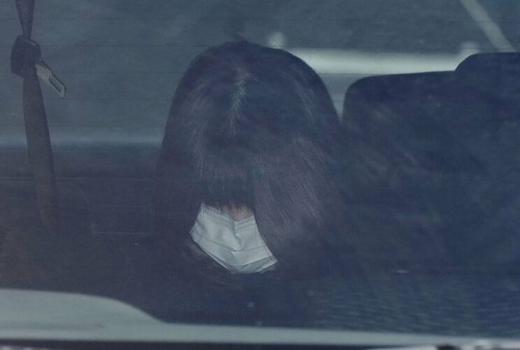 送検される菜々美容疑者（写真／共同通信社）
