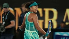 大坂なおみはなぜ全豪でこれほど話題をさらったのか…奇抜ファッション、握手論争、そして突然の棄権