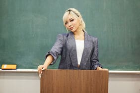 「メイクは校則違反なのに社会人になった途端マナーになるのはおかしい」「高校生の美容整形もメンタルを保つためにはあり」”ギャル先生・鈴木綺麗の若者に贈る言葉