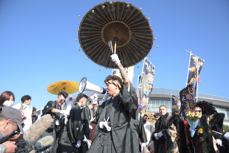 〈画像多数！〉「カッコよく撮ってくださいよー！」 今年もド派手な衣装で盛り上がりを見せた北九州・二十歳の記念式典密着ルポ_9