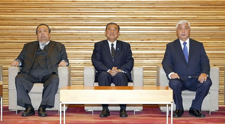 閣議に臨む村上総務相、石破首相、中谷防衛相＝２９日午前（写真／共同通信社）