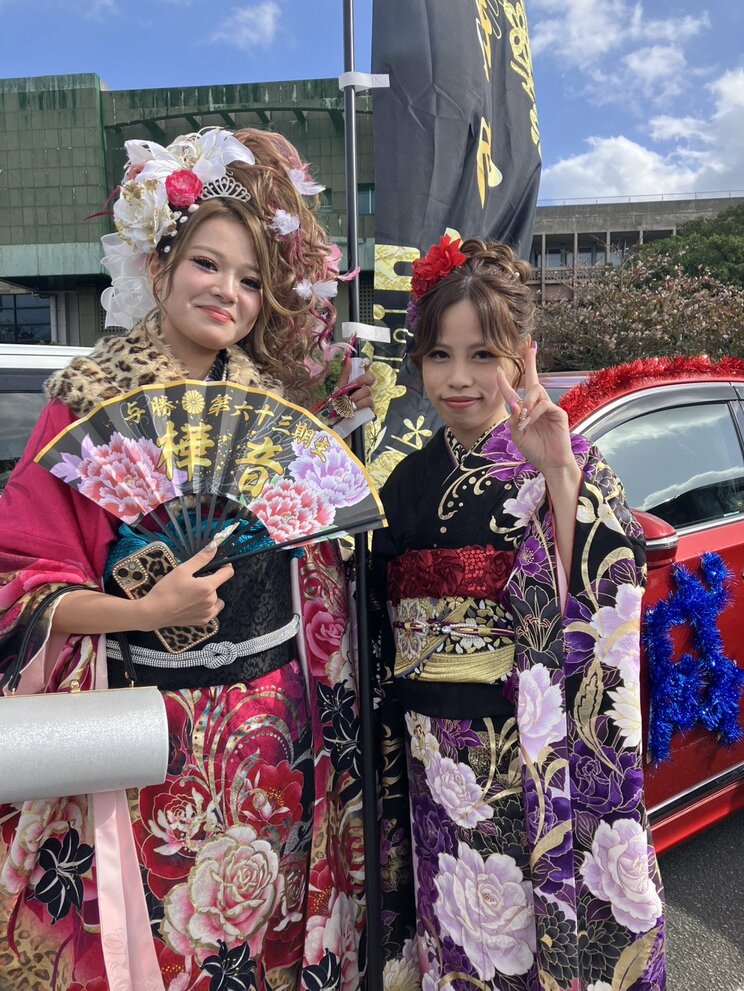 ド派手な振袖で登場した女性（撮影／集英社オンライン）