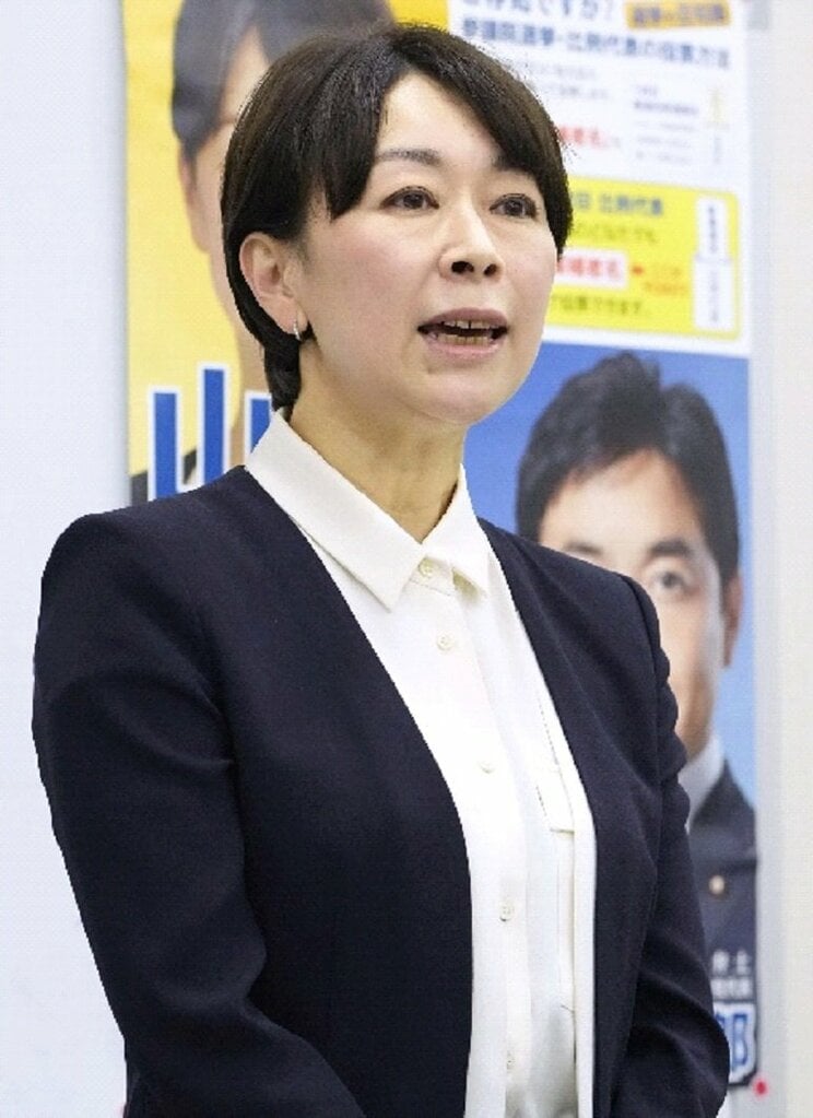 会見する山尾氏（共同通信）