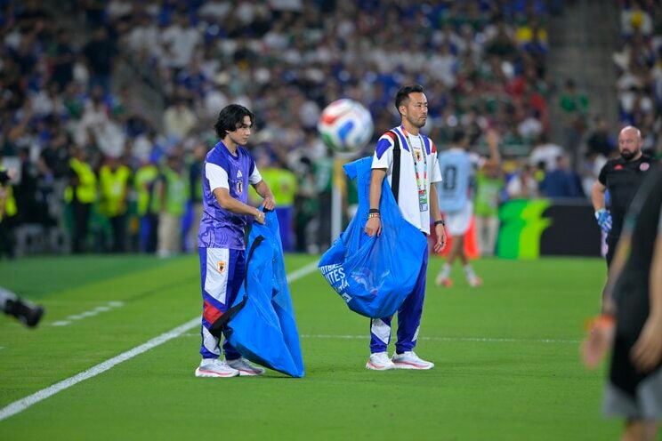 試合前の練習でボールを片づける南野拓実選手と吉田麻也選手　写真／JMPA