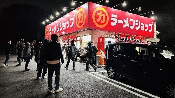 店の周りで待機するお客さんたち(ゼロ次郎さん提供)