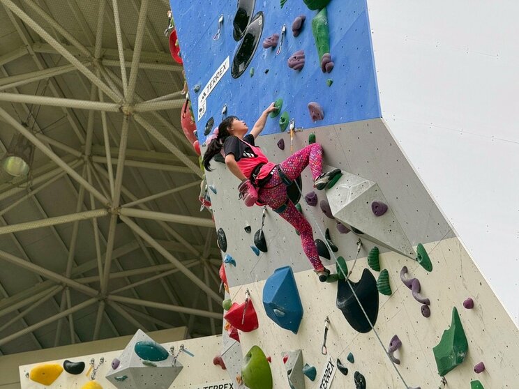 ボルダリングをする近藤さん（写真／本人提供）