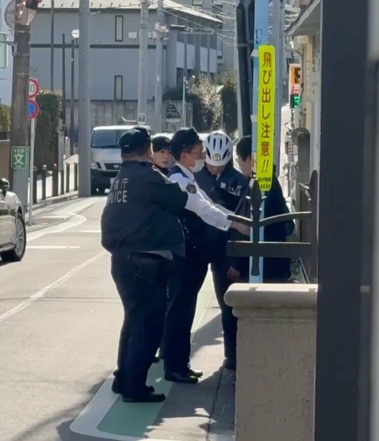 杉並区の事件で、犯人の男が確保された際の映像より（写真／近隣住民提供）