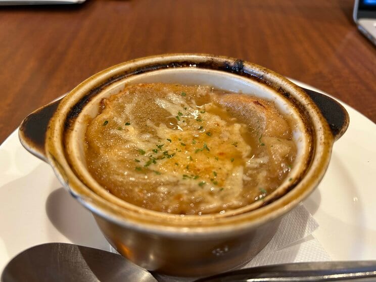 ロイヤルホストの「オニオングラタンスープ」（撮影／集英社オンライン編集部）