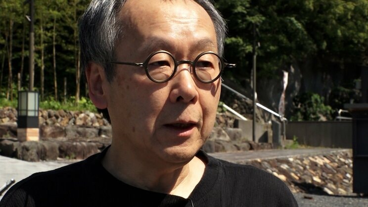 星野佳路　1960 年、長野県軽井沢町生まれ。1991 年、星野温泉(現在の星野リゾート)社長(現在の代表)に就任。所有と運営を一体とする日本の観光産業でいち早く運営特化戦略をとり、運営サービスを提供するビジネスモデルへ転換させ、今に至る　©テレビ東京
