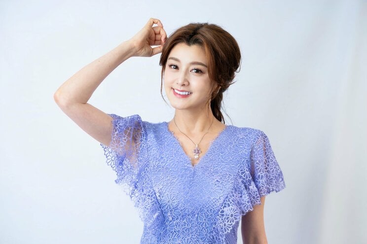 映画『お終活』シリーズの出演を通じて、“終活”のイメージが「180度変わった」と語る女優・藤原紀香さん