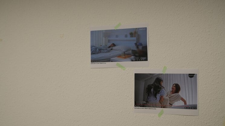 実はseason1に登場するハユンの家にあったものと同じベッドで壁にはそのシーンの写真が貼り付けられている（こちらは俳優たち自ら貼り付けたもの）